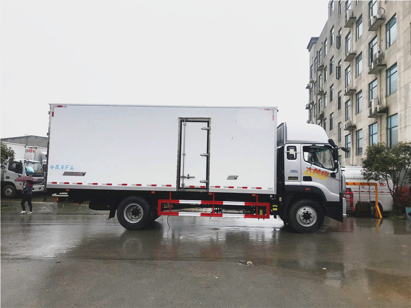 福田奧鈴大黃蜂6.8米冷藏車