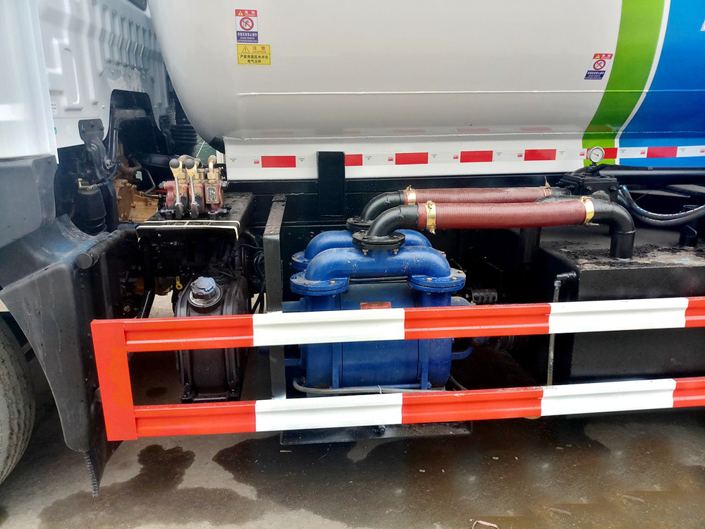 12方東風D9 吸污車